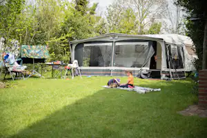Camping De Flierefluiter - Standplätze im Grünen