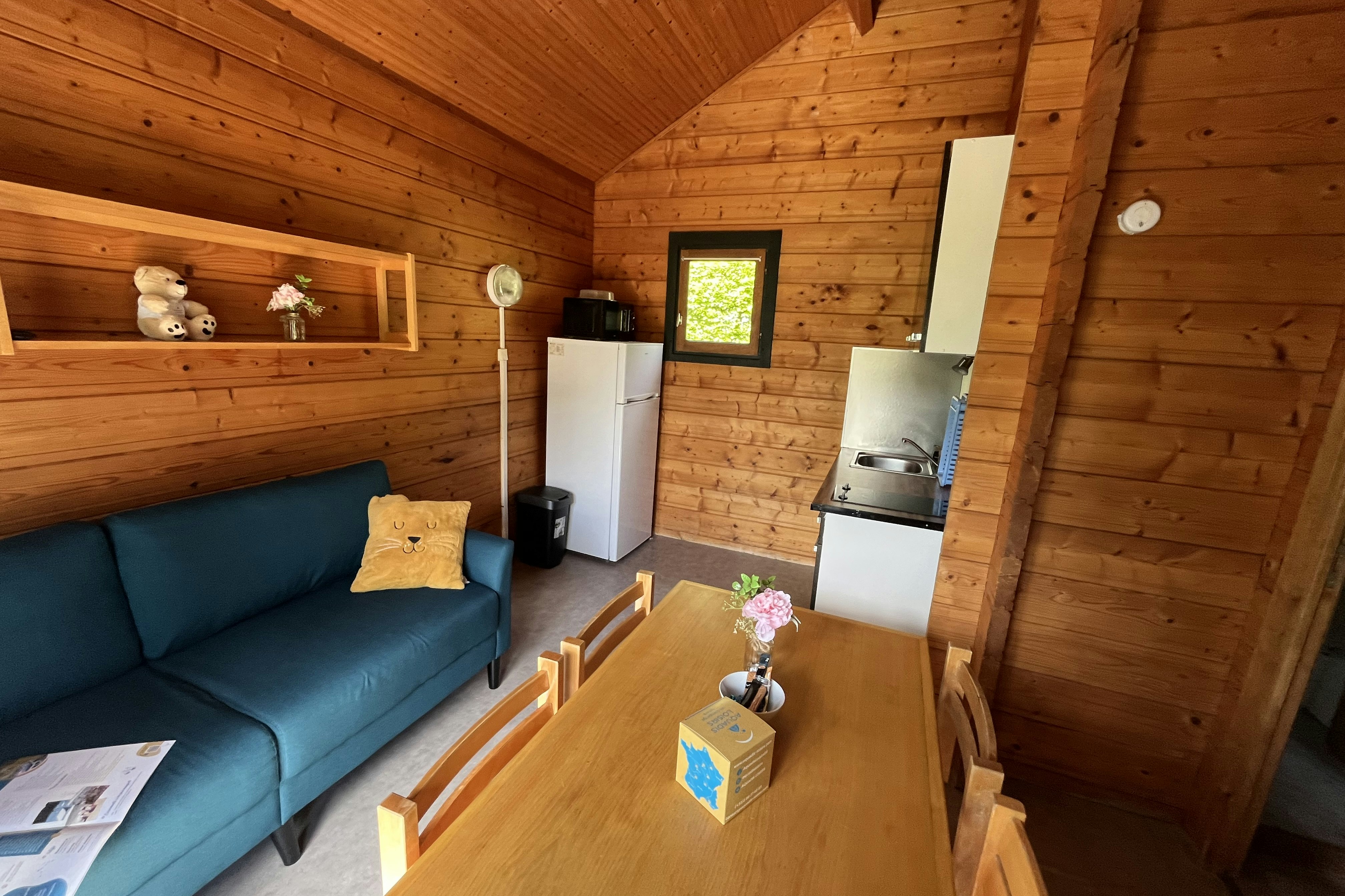 Camping du Lac de Saint-Pardoux  - Innenansicht eines Mobilheims mit Küche