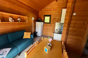 Camping du Lac de Saint-Pardoux - Innenansicht eines Mobilheims mit Küche