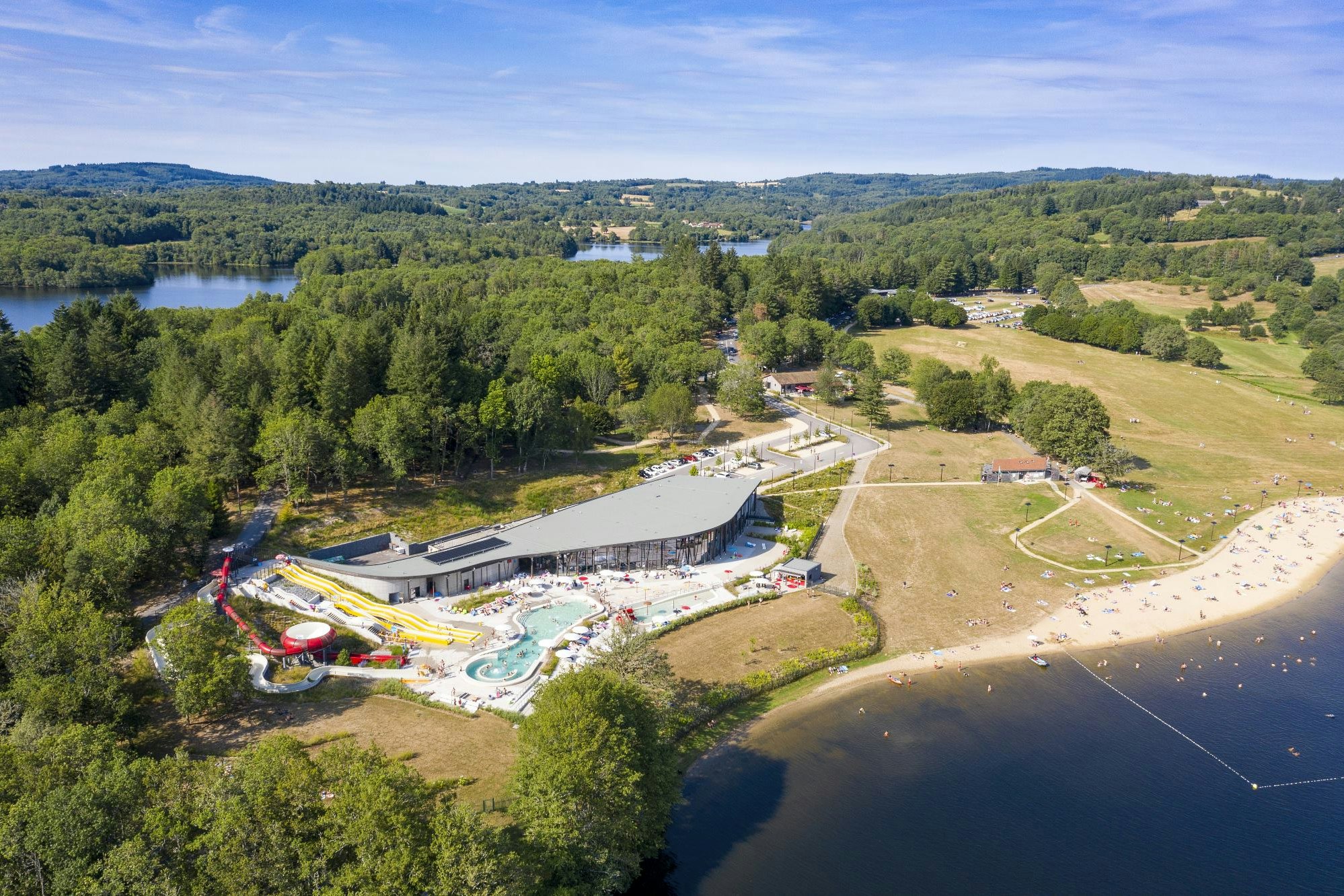 Camping du Lac de Saint-Pardoux - Luftaufnahme des Campingplatzes mit Wasserpark und Badestrand