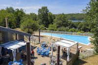 Camping du Lac de St-Pardoux  Camping de Fréaudour - Blick auf die Außenterrasse des Restaurants und den Pool mit Liegestühle