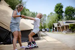 Camping De Gavers - Kind fährt Inliner