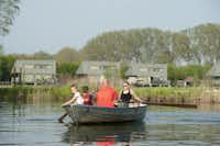 Camping De Gavers - Boot fahren auf dem See des Campingplatzes