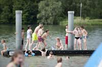 Camping De Gavers - Kinder auf einer Badeplattform auf dem See