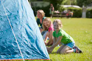 Camping De Gavers - Zeltplatz mit spielenden Kindern im Gras--