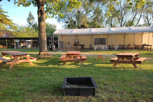 Camping de Graçay - Blick auf den gemeinsamen Bereich auf dem Campingplatz