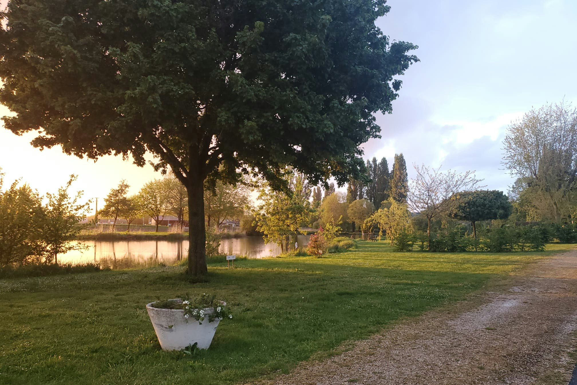Camping de Graçay - Standplätze auf der Wiese auf dem Campingplatz