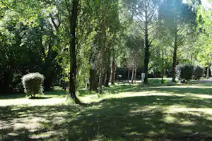 Camping de Graniers - Wohnwagenstellplätze im Grünen auf dem Campingplatz