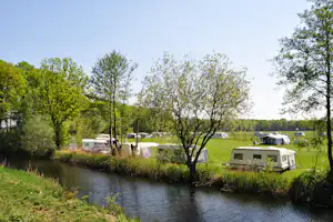 Camping De Grebbelinie - Stellplätze am Ufer des Flusses