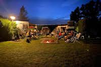 Camping De Grevelingen - Gäste am Lagerfeuer