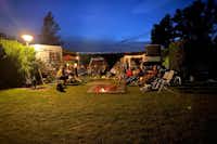 Camping De Grevelingen - Gäste am Lagerfeuer