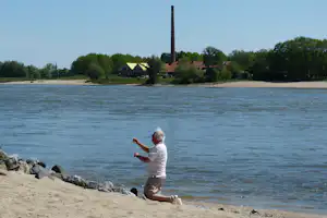 Camping De Grote Altena - Campinggast am Strand