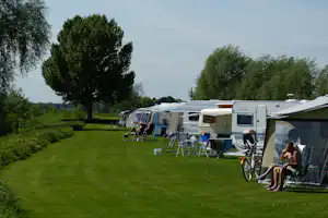 Camping De Grote Altena - Wohnmobil- und Wohnwagenstellplätze auf der Wiese