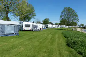 Camping De Grote Altena - Wohnmobil- und Wohnwagenstellplätze auf der Wiese