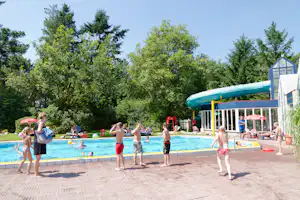 Camping de Haeghehorst - Campingplatz mit Pool,Wasserrutsche, Liegestühlen und Sonnenschirmen