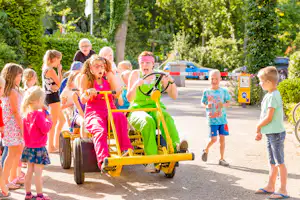 Camping de Haeghehorst - auf dem Campingplatz spielen Kinder mit Kinderanimateure