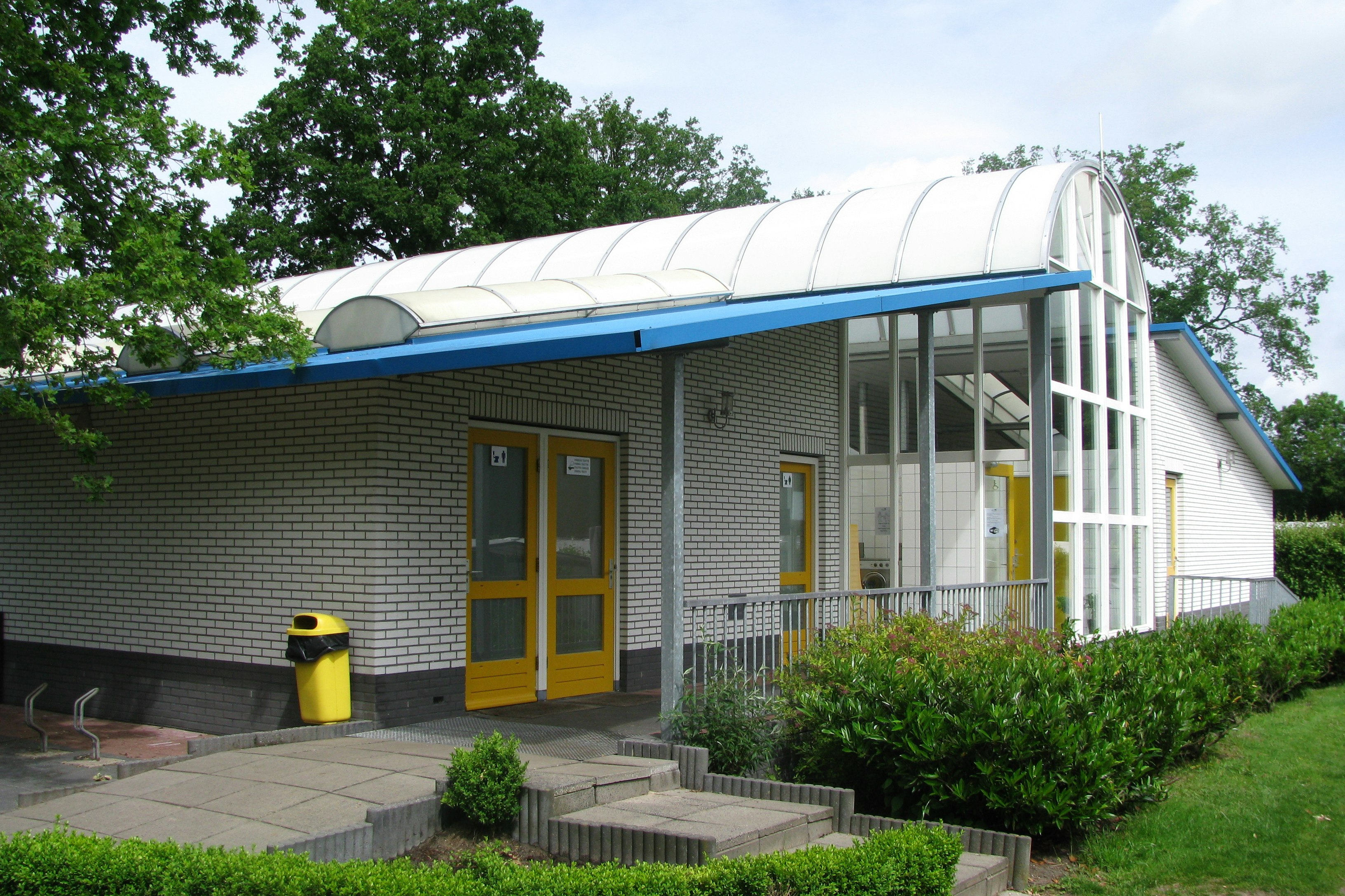 Camping De Haer - Außenansicht auf das Sanitärgebäude