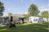 Camping De Haer - Camper mit Hund entspannen auf ihrem Standplatz auf der Wiese