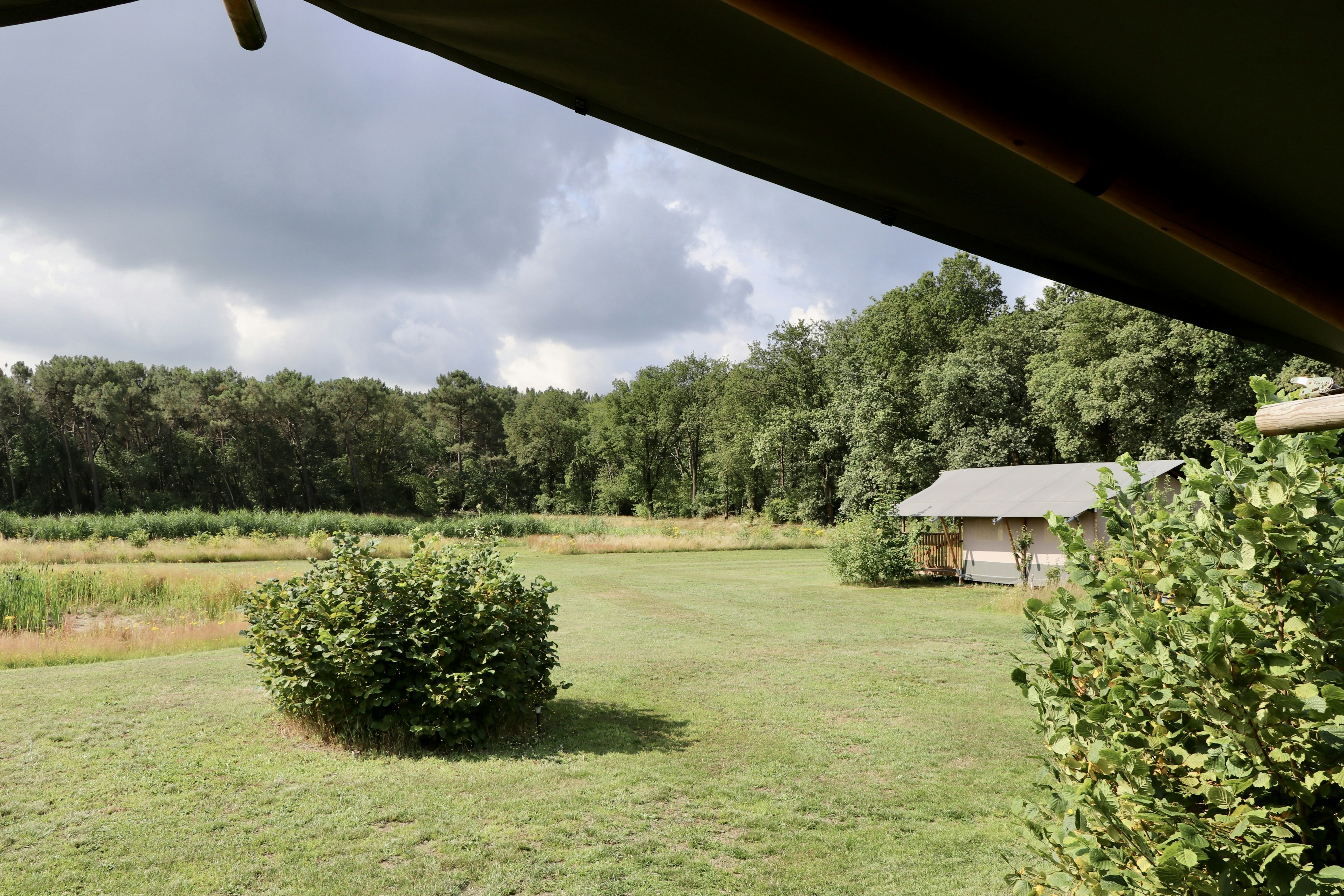 Camping de Heerlijkheid Vorenseinde - Glamping-Zelte auf der Wiese des Campingplatzes