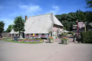 Camping De Helfterkamp - Außenansicht Hauptgebäude