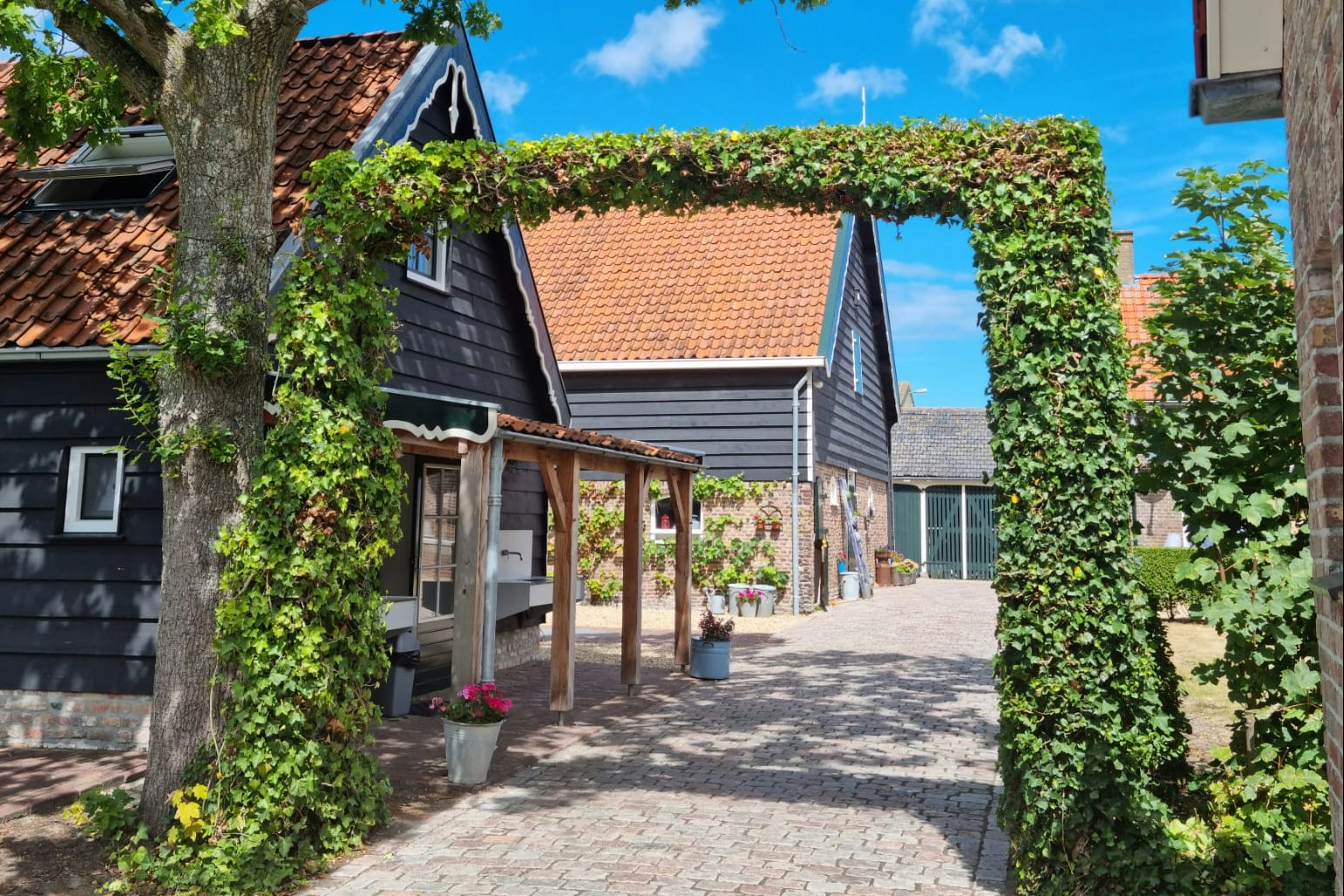Camping De Hofwei - Sanitärgebäude mit Außenspülbecken auf dem Campingplatz