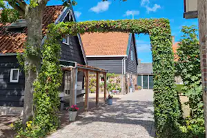 Camping De Hofwei - Sanitärgebäude mit Außenspülbecken auf dem Campingplatz