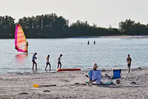 Camping De Holle Poarte - Gäste beim Baden am Strand