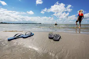 Camping De Holle Poarte - Gäste beim Baden am Strand