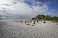 Camping De Holle Poarte - Yogagruppe am Strand