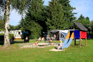 Camping De Holterberg - Campinganlage mit Spielplatz und Rutsche