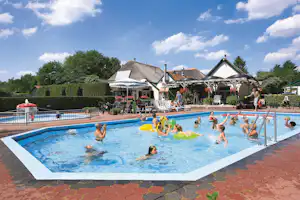 Camping De Holterberg - Campingplatzanlage mit Pool und Liegestühlen in der Sonne