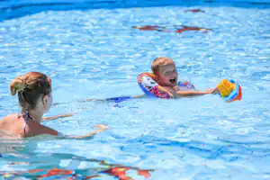 Camping De Holterberg - Pool im Freien auf dem Campingplatz
