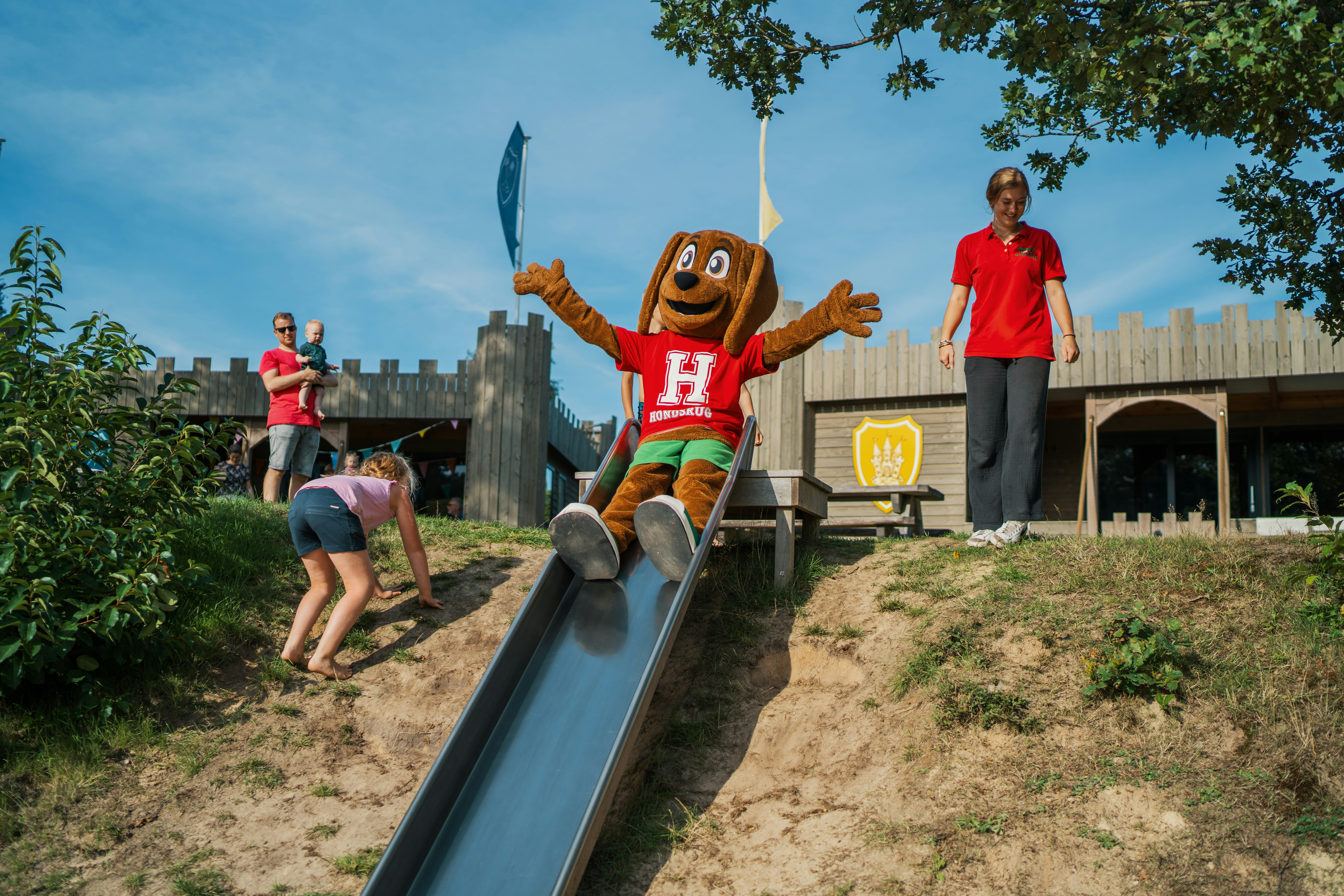Camping De Hondsrug - Maskottchen des Kinderclubs auf dem Kinderspielplatz