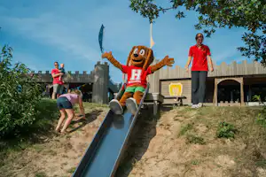 Camping De Hondsrug - Maskottchen des Kinderclubs auf dem Kinderspielplatz