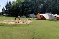 Natuurcamping De Hoogte  Camping De Hoogte - Sandspielplatz für Kinder auf der Wiese