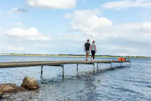 Camping De Hvide Svaner - Campinggäste am Wasser