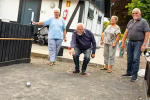 Camping De Hvide Svaner - Campingplatzgäste, die Petanque spielen