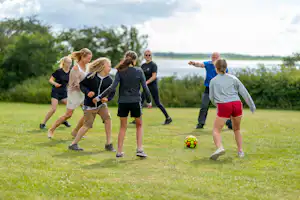 Camping De Hvide Svaner - Gäste des Campingplatzes spielen auf einem Feld Fussball