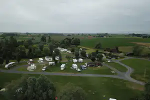 Camping De IJzerhoeve - Campingplatz aus der Vogelperspektive