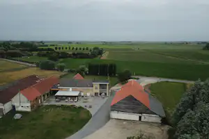 Camping De IJzerhoeve - Luftaufnahme vom Restaurant und Hauptgebäude vom Campingplatz