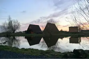 Camping De IJzerhoeve - Mobilheime am Wasser auf dem Campingplatz