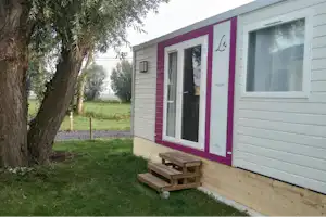 Camping De IJzerhoeve - Mobilheime auf der Wiese des Campingplatzes