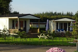 Camping De Ikeleane - Bungalows mit überdachten Veranden auf dem Campingplatz