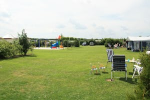 Camping De Ikeleane - Standplätze auf der Wiese auf dem Campingplatz