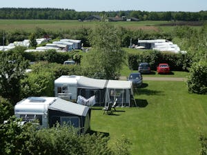 Camping De Ikeleane - Standplätze im Grünen auf dem Campingplatz