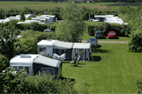 Camping De Ikeleane - Wohnwagen und Wohnmobile auf Stellplätzen des Campingplatzes