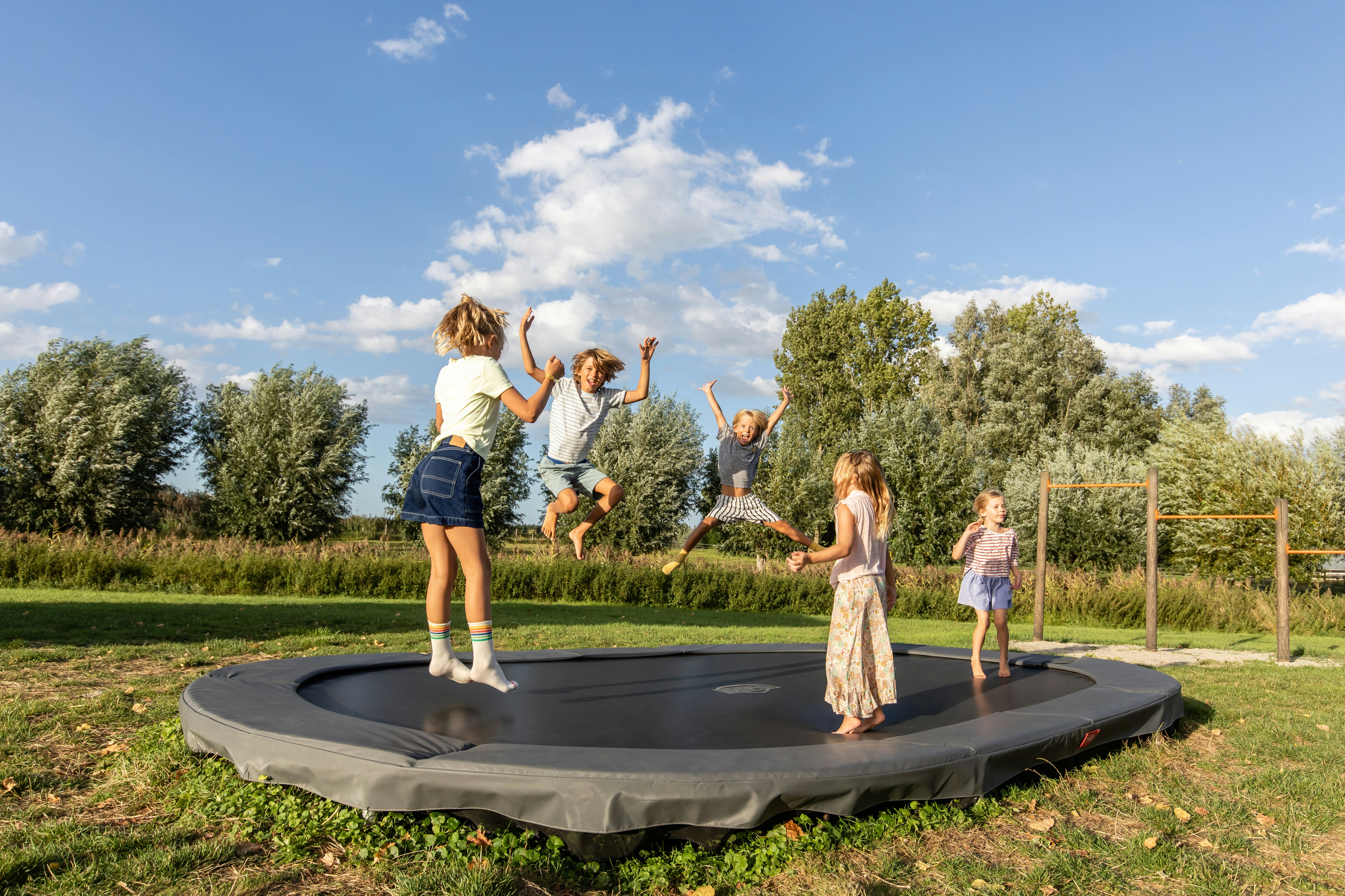 Camping De Kamperhoek - Trampolin für Kinder auf dem Campingplatz