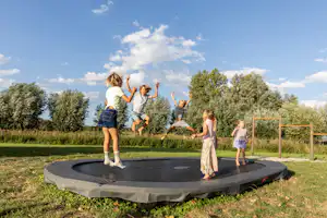 Camping De Kamperhoek - Trampolin für Kinder auf dem Campingplatz