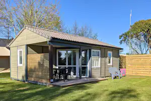 Camping de Keralouet - Mobilheim mit Terrasse auf dem Campingplatz