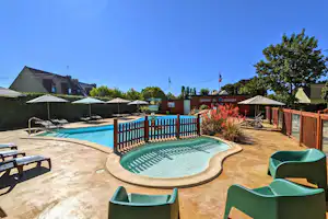 Camping de Keralouet - Blick auf das Freibad mit Kinderbecken